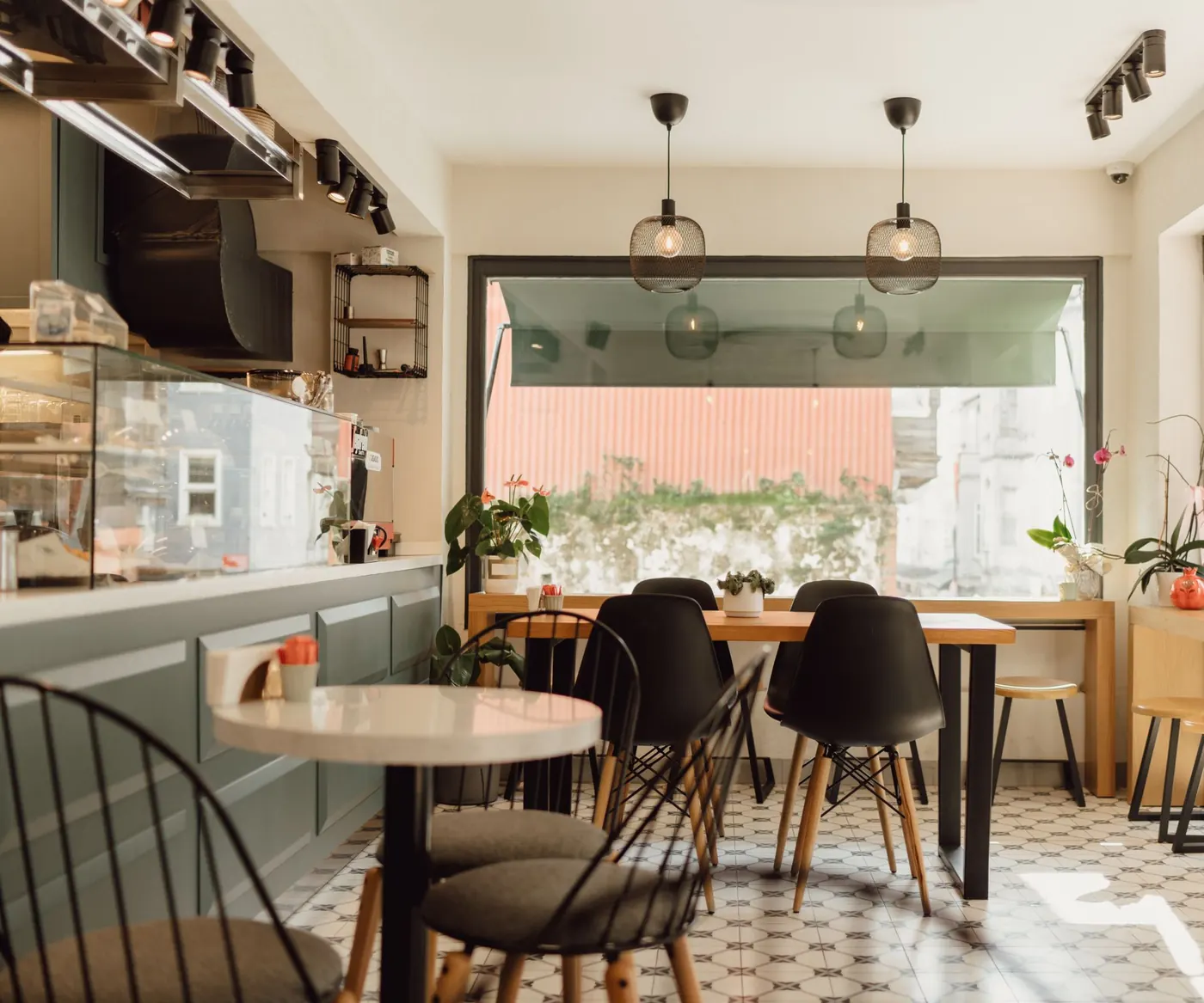 Leeres Café, Theke, keine Person, keine Schrift.