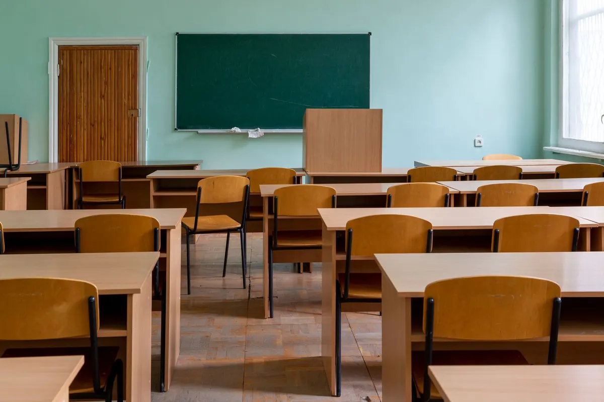Leeres Klassenzimmer mit Tafel.